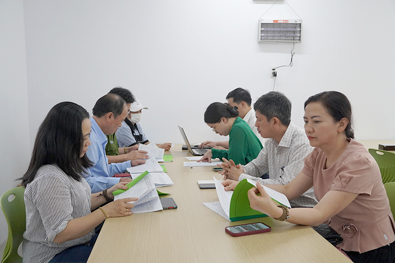 Đoàn liên ngành kiểm tra việc thực hiện hồ sơ kiểm thực ba bước ở các bếp ăn tập thể.