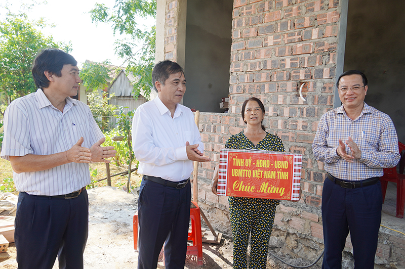 Đồng chí Phó Chủ tịch Thường trực UBND tỉnh tặng quà gia đình được người có công được hỗ trợ xây mới nhà ở.