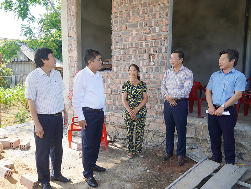 Đồng chí Phó Chủ tịch Thường trực UBND tỉnh  Đoàn Ngọc Lâm thăm hỏi, động viên gia đình Cao Thị Điều, xã Trung Hóa, Minh Hóa.