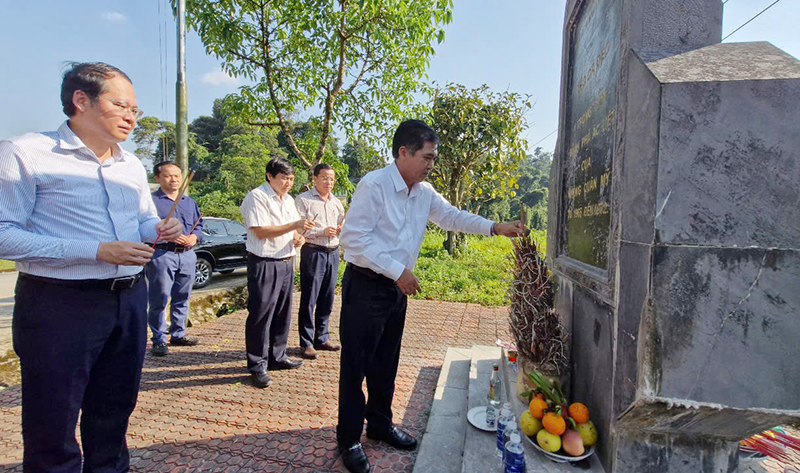 Đồng chí Phó Chủ tịch Thường trực UBND tỉnh cùng đoàn công tác dâng hương tưởng niệm tại Bia di tích lịch sử cấp Quốc gia đèo Đá Đẽo.