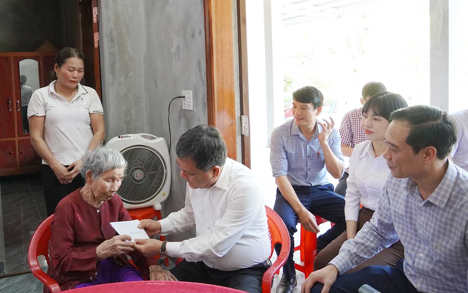 Đồng chí Chủ tịch UBND tỉnh Trần Phong thăm Mẹ Việt Nam anh hùng Đỗ Thị Điểm.