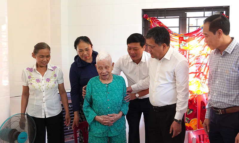 Đồng chí Chủ tịch UBND tỉnh Trần Phong thăm ngôi nhà xây dựng mới của bà Nguyễn Thị Trâm, ở tổ dân phố Hữu Nghị.