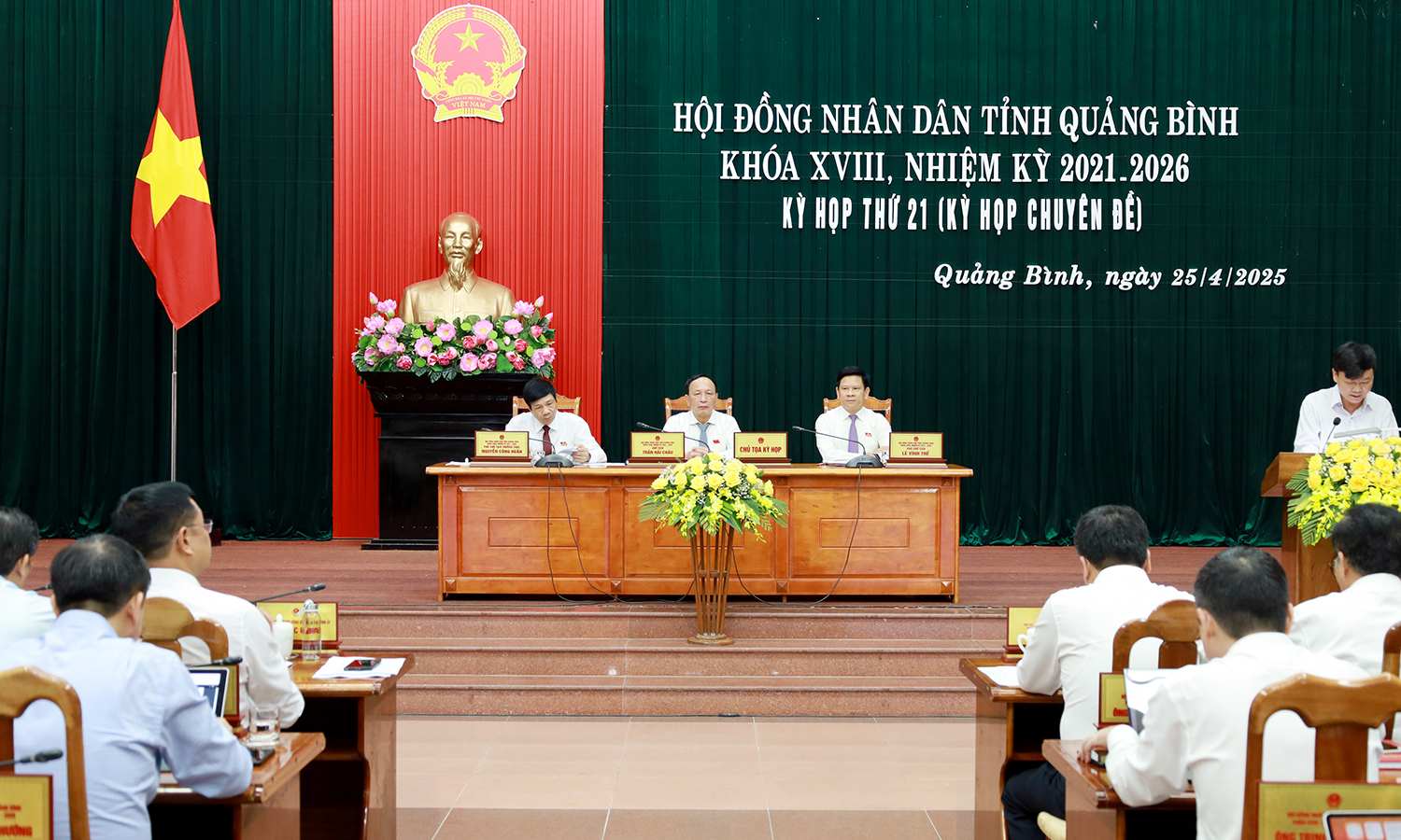 Các đồng chí trong Thường trực HĐND tỉnh chủ trì kỳ họp.