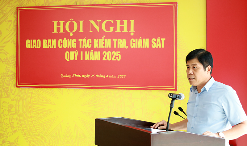 Đồng chí Phó Chủ nhiệm Thường trực UBKT Tỉnh ủy Nguyễn Anh Tuấn báo cáo kết quả thực hiện nhiệm vụ kiểm tra, giám sát, kỷ luật của Đảng quý I/2025.