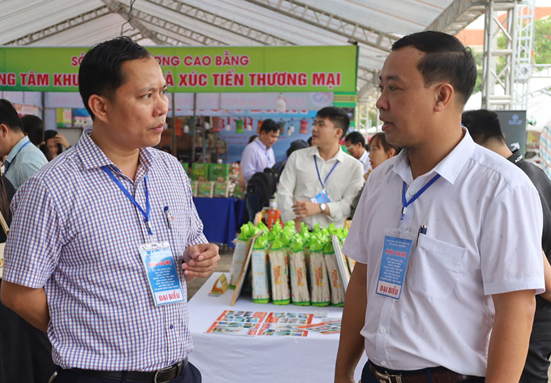 Các doanh nghiệp, cơ sở sản xuất giao lưu, kết nối tìm đầu ra ổn định và bền vững cho sản phẩm.