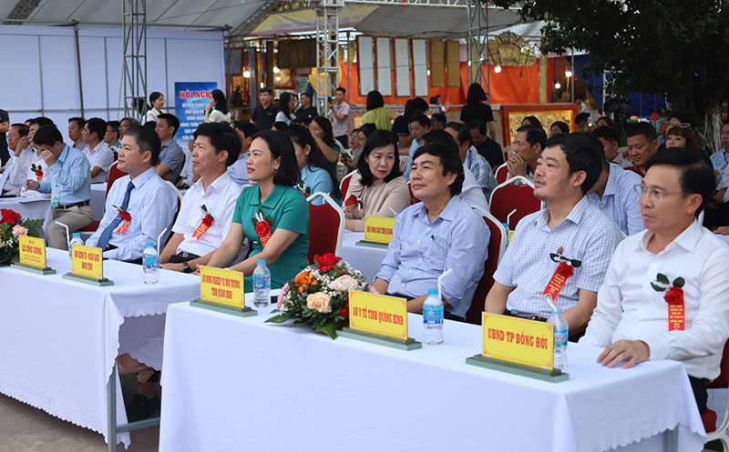 Các đại biểu dự khai mạc hội chợ.