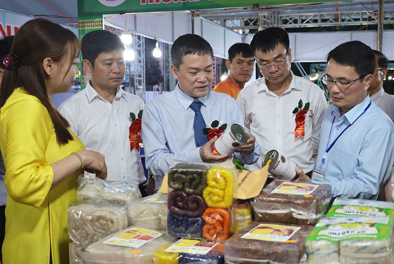 Các đại biểu tham quan gian hàng tại hội chợ.