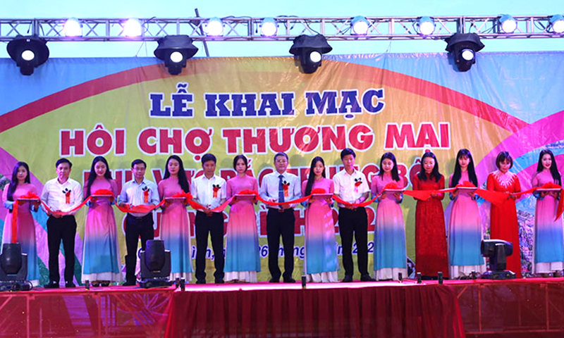 Các đại biểu cắt băng khai mạc hội chợ.