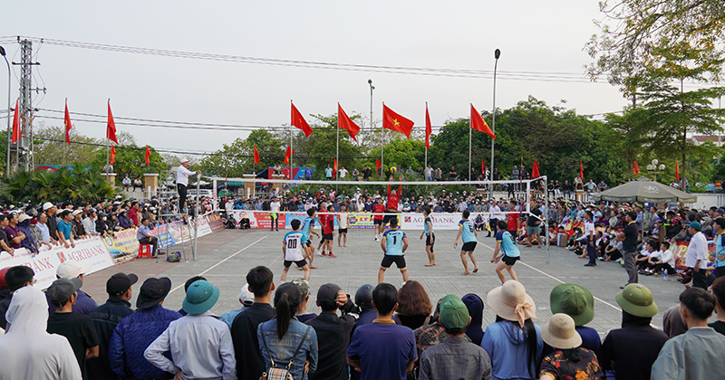 Đông đảo khán giả đến cổ vũ.