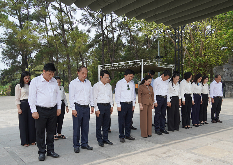 Đoàn đại biểu TP. Đồng Hới mặc niệm các anh hùng liệt sỹ tại Nghĩa trang liệt sỹ Quốc gia Trường Sơn.