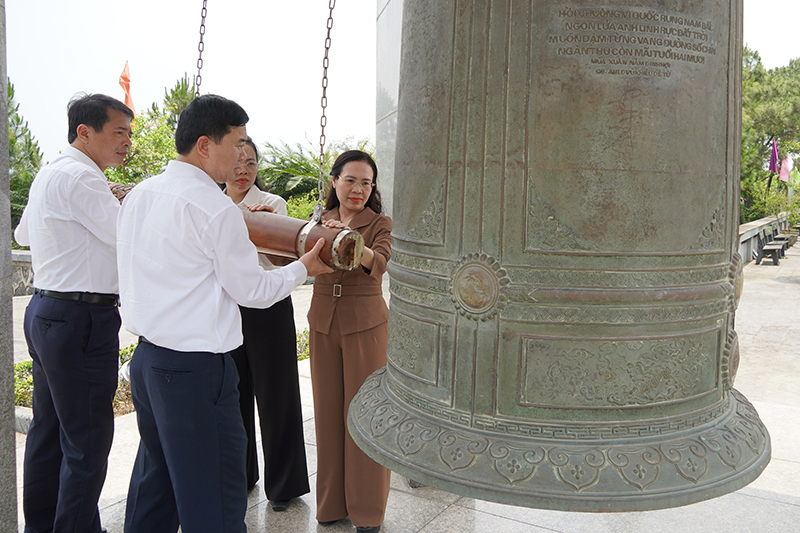 Các đồng chí lãnh đạo TP. Đồng Hới thỉnh chuông tại Nghĩa trang liệt sỹ Quốc gia Đường 9.