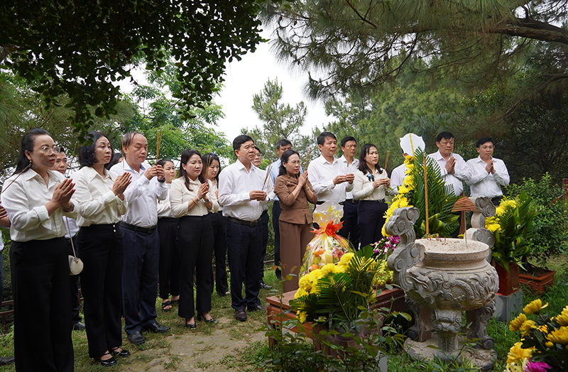 Đoàn đại biểu TP. Đồng Hới dâng hoa, dâng hương tại khu mộ Đại tướng Võ Nguyên Giáp.