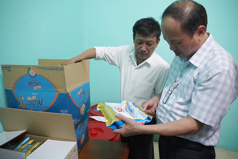 Đoàn kiểm tra chất lượng sản phẩm sữa được sử dụng tại Trường mầm non Đức Ninh Đông (TP. Đồng Hới).