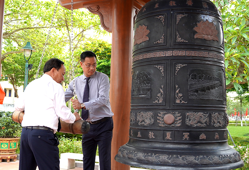 Đồng chí Bí thư Tỉnh ủy Lê Ngọc Quang và đồng chí Phó Bí thư Thường trực Tỉnh ủy Trần Hải Châu thực hiện nghi thức thỉnh chuông.