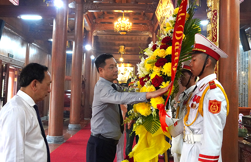 Đồng chí Bí thư Tỉnh ủy Lê Ngọc Quang dâng hoa Bác Hồ và các Anh hùng liệt sỹ.