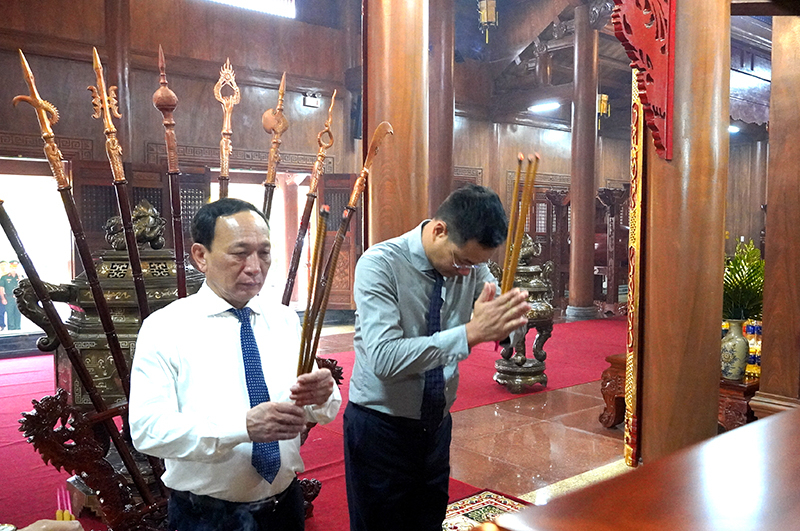 Đồng chí Bí thư Tỉnh ủy Lê Ngọc Quang và đồng chí Phó Bí thư Thường trực Tỉnh ủy Trần Hải Châu dâng hương Bác Hồ và các Anh hùng liệt sỹ.