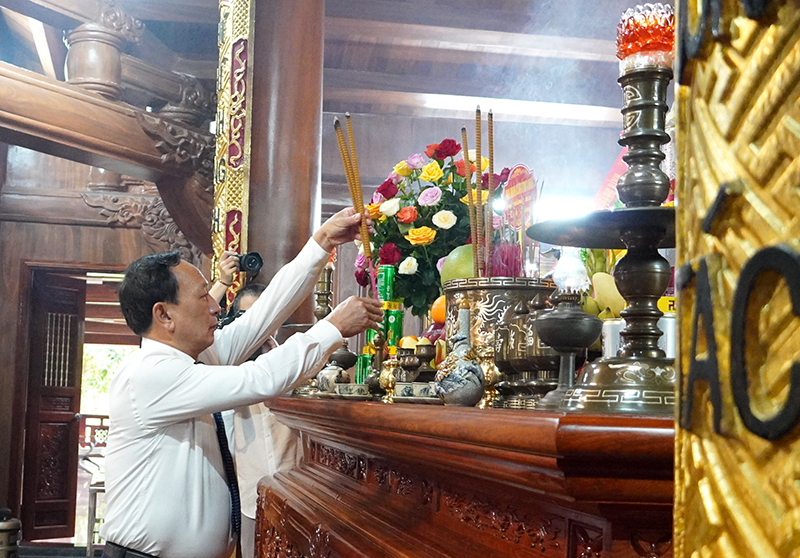 Đồng chí Phó Bí thư Thường trực Tỉnh ủy Trần Hải Châu dương hương Bác Hồ và các anh hùng liệt sỹ.