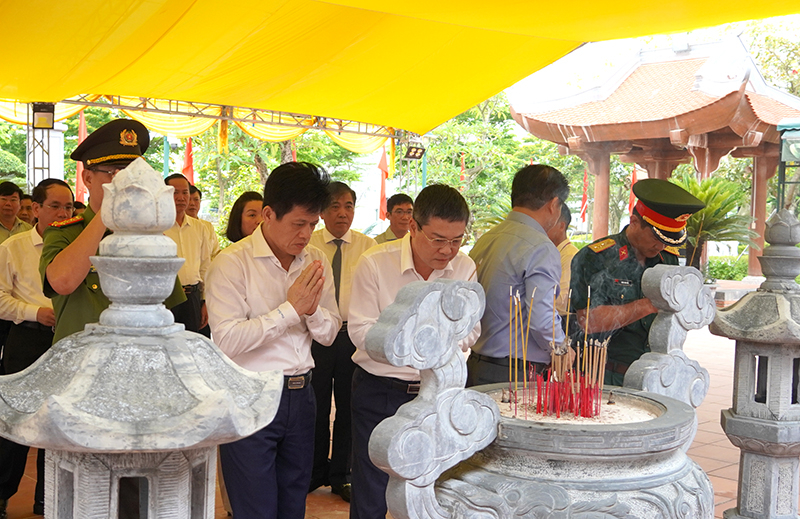 Các đại biểu dâng hương Bác Hồ và các anh hùng liệt sỹ.