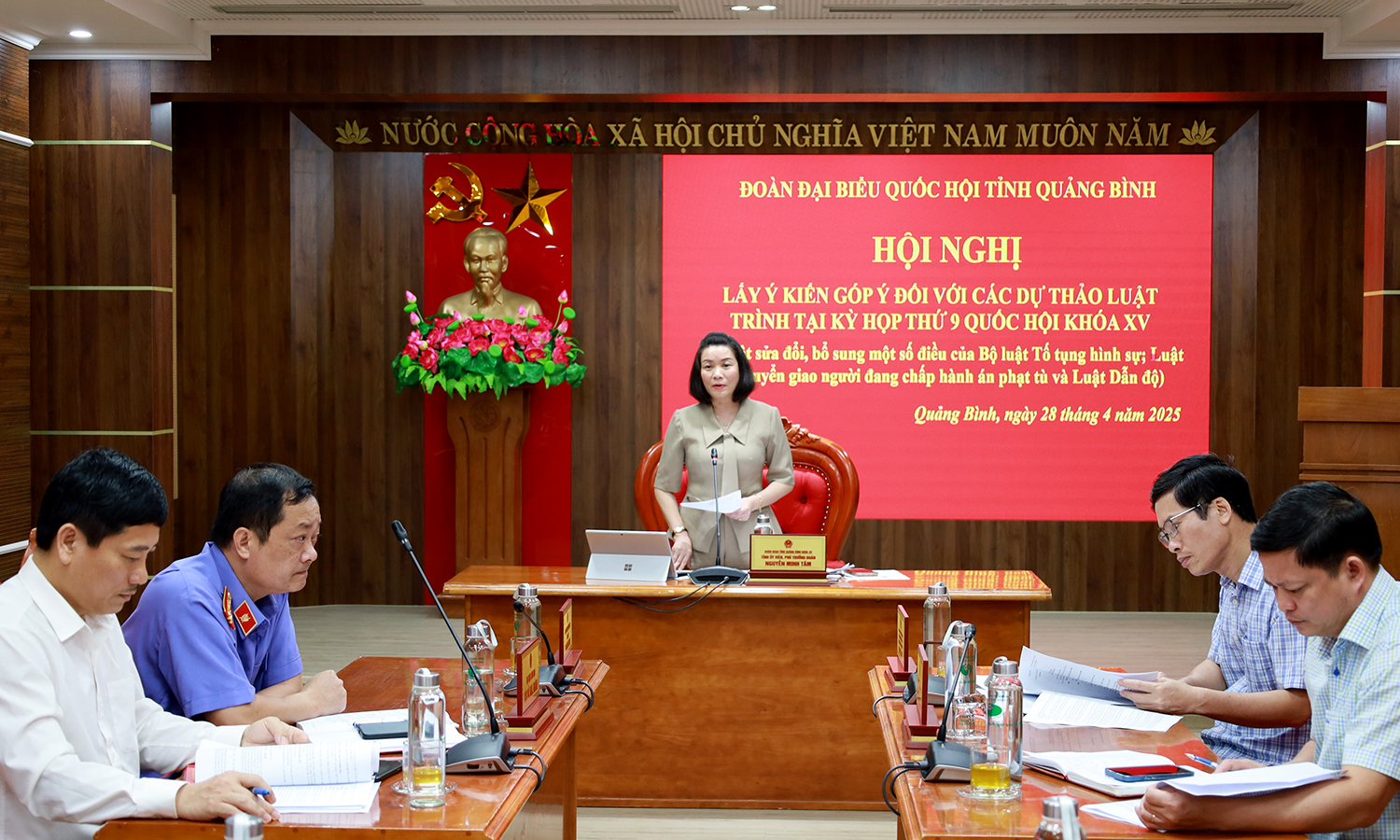 Ảnh 1: Đồng chí Phó trưởng đoàn chuyên trách phụ trách Đoàn ĐBQH tỉnh Nguyễn Minh Tâm phát biểu tại hội nghị.