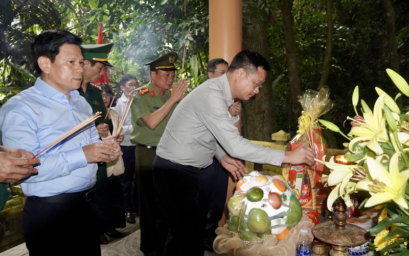 Đồng chí Bí thư Tỉnh ủy Lê Ngọc Quang và các đại biểu thắp hương tại Hang Y Tá.