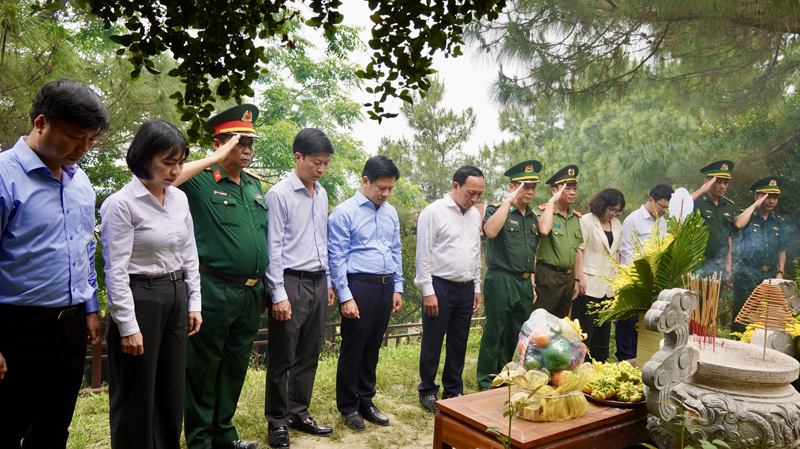 Đồng chí Phó Bí thư Thường trực Tỉnh ủy Trần Hải Châu và các đại biểu dành phút mặc niệm tưởng nhớ công lao to lớn của Đại tướng Võ Nguyên Giáp.