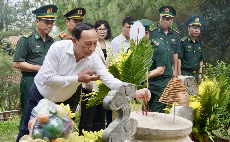 Đồng chí Phó Bí thư Thường trực Tỉnh ủy Trần Hải Châu thắp hương trước phần mộ Đại tướng Võ Nguyên Giáp.
