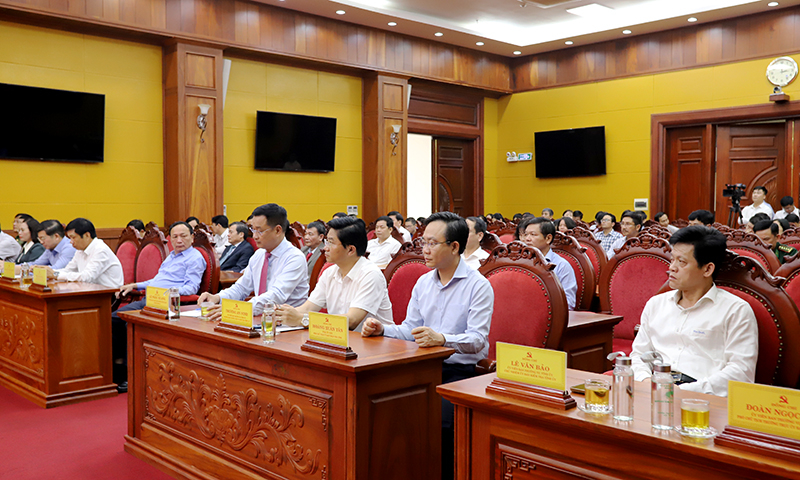 Các đồng chí lãnh đạo tỉnh tham dự hội nghị.