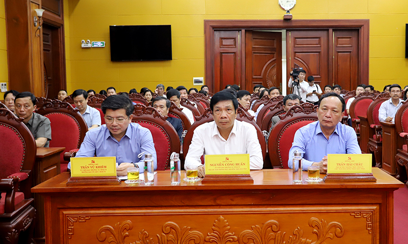 Các đồng chí lãnh đạo tỉnh tham dự hội nghị.