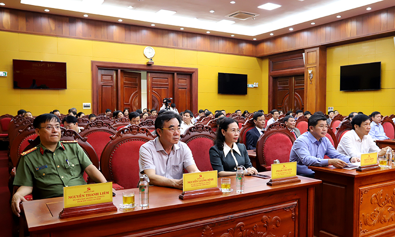 Các đồng chí lãnh đạo tỉnh tham dự hội nghị.