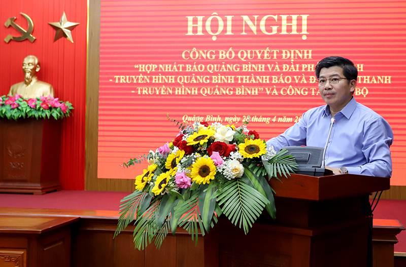  Đồng chí Trần Vũ Khiêm, Trưởng ban Tổ chức Tỉnh ủy thay mặt Ban Thường vụ Tỉnh ủy công bố các quyết định liên quan đến việc hợp nhất Báo Quảng Bình và Đài PT-TH Quảng Bình thành Báo và Đài PT-TH  Quảng Bình.