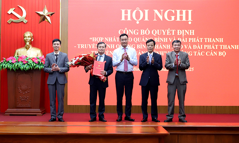 Đồng chí Bí thư Tỉnh ủy Lê Ngọc Quang trao Quyết định hợp nhất Báo Quảng Bình và Đài PT-TH Quảng Bình thành Báo và Đài PH-TH Quảng Bình.
