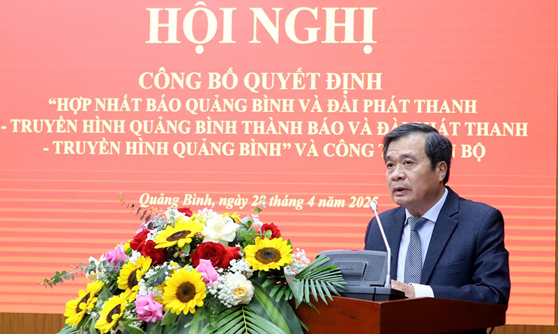 Đồng chí Tổng Biên tập Báo và Đài PT-TH Quảng Bình Đinh Tùng Lâm phát biểu tại hội nghị.