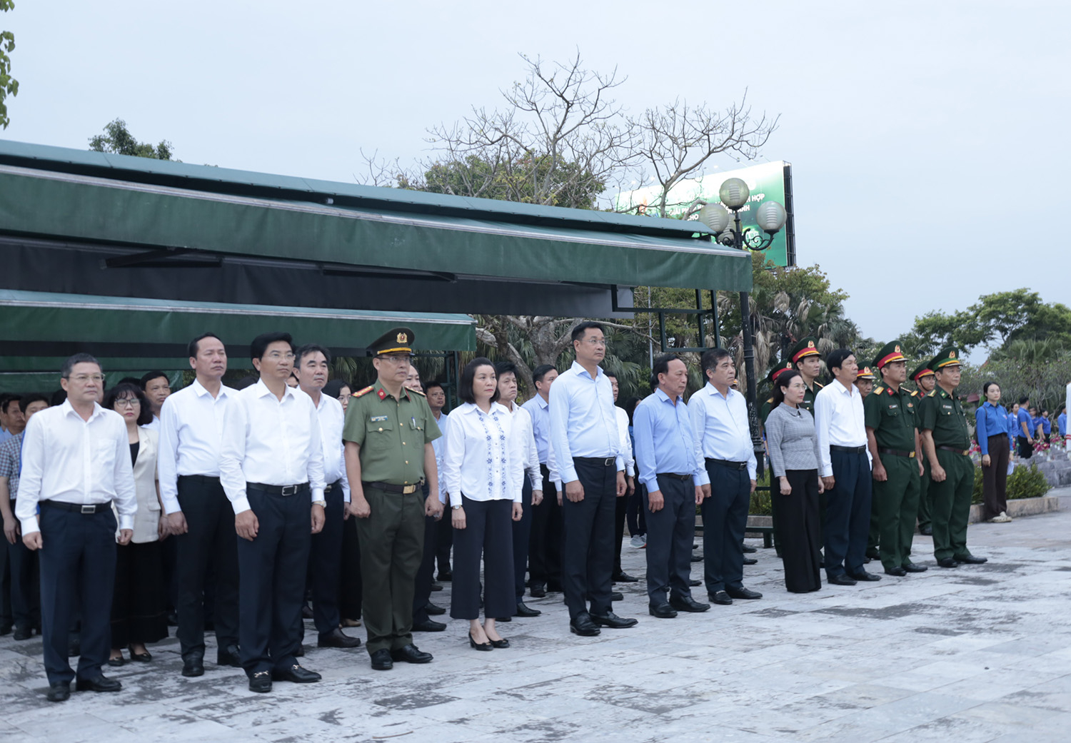 Các đồng chí lãnh đạo tỉnh tham dự lễ thắp nến tri ân các anh hùng liệt sĩ.