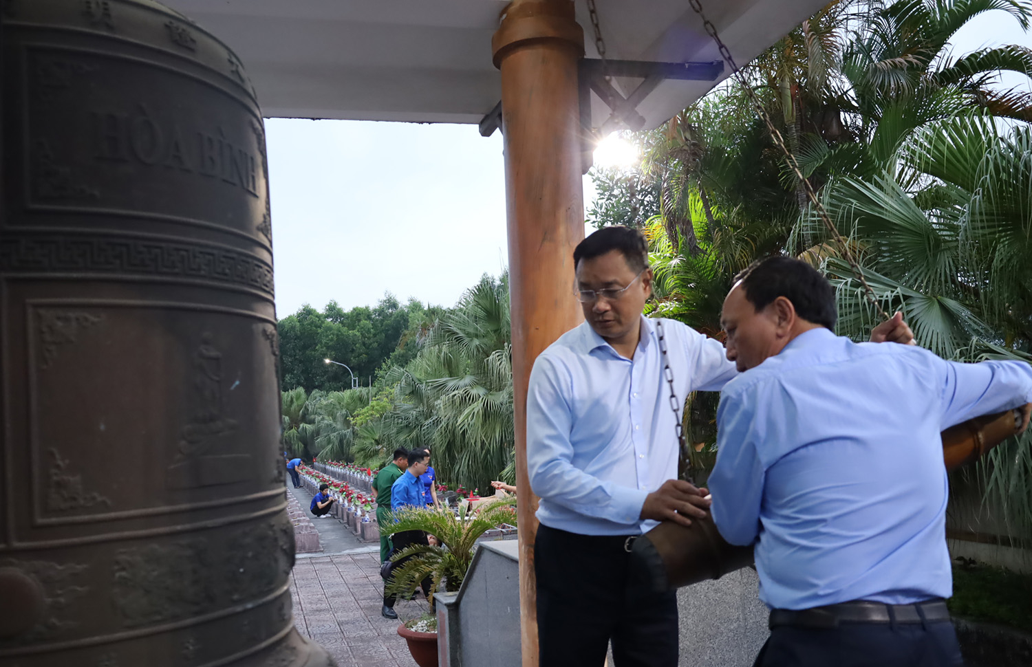 Đồng chí Bí thư Tỉnh uỷ Lê Ngọc Quang và đồng chí Phó Bí thư Thường trực Tỉnh uỷ Trần Hải Châu thực hiện nghi thức thỉnh chuông. 