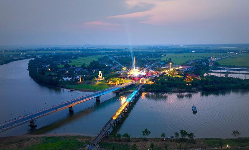 Cầu truyền hình “Vang mãi khúc khải hoàn” kỷ niệm 50 năm Ngày Giải phóng miền Nam, thống nhất đất nước (30/4/1975-30/4/2025) tại điểm cầu Cột cờ Hiền Lương (Quảng Trị) tối 27/4/2025.       Ảnh: Lương Sáng