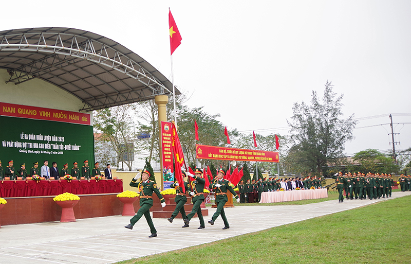 Duyệt đội ngũ, biểu dương lực lượng tại lễ ra quân huấn luyện.   Ảnh: Hoàng Cuối