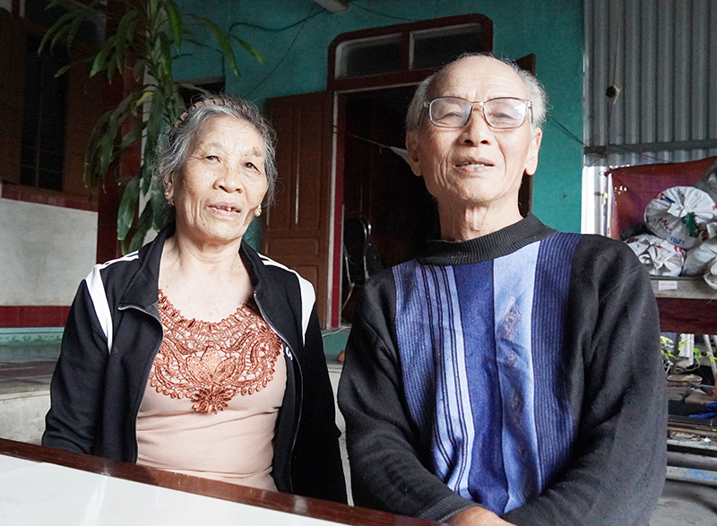 Vợ chồng thương binh Lê Thanh Cồng từng có nhiều năm tham gia vận tải hàng hóa từ Đồng Hới lên thượng nguồn sông Kiến Giang.