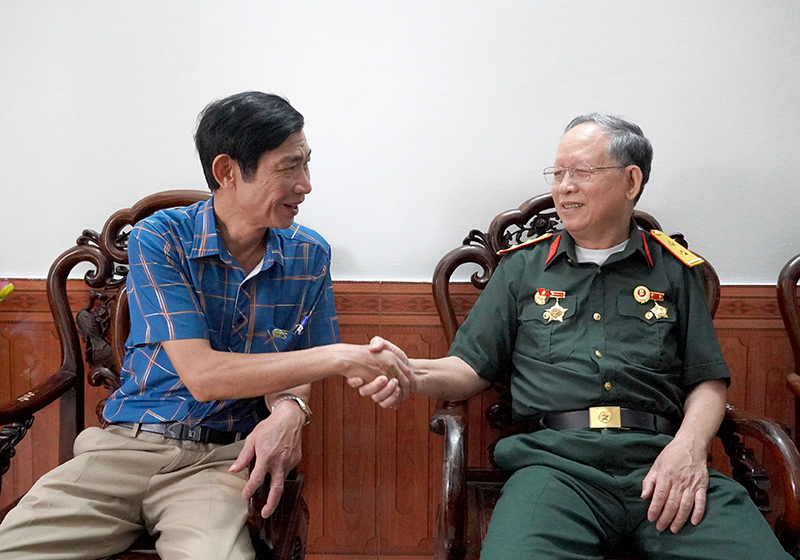 Cựu chiến binh Hồ Minh Mục (bìa phải) và đồng đội hôm nay.