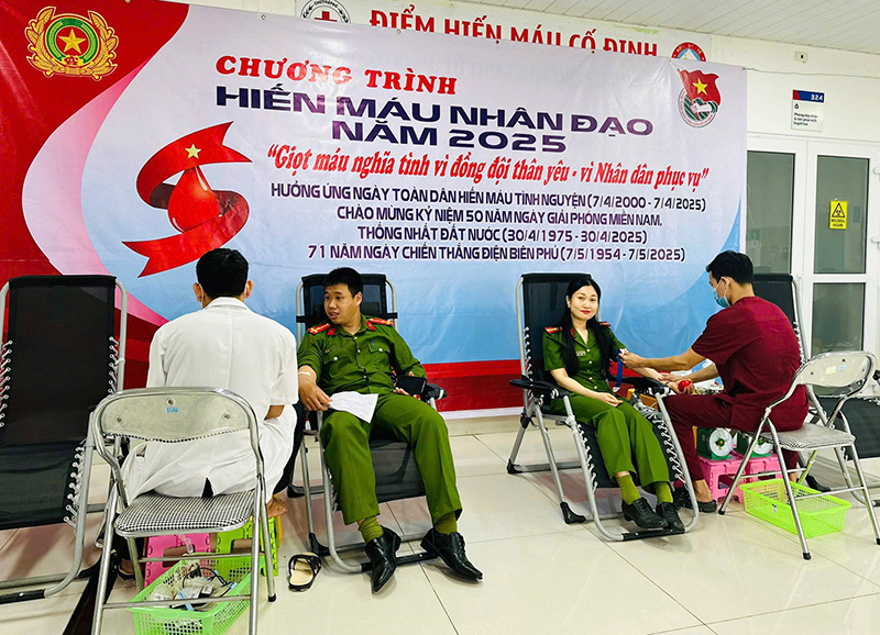 Tuổi trẻ Quảng Bình tích cực tham gia hiến máu tình nguyện.