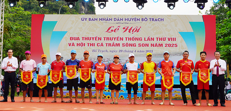 Ban Tổ chức trao cờ lưu niệm cho các đội tham gia giải.