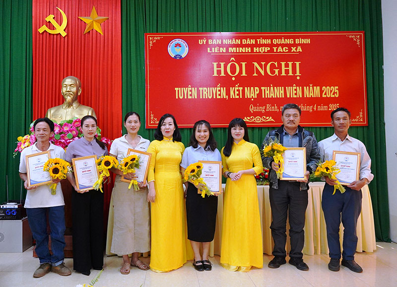 Các HTX nhận giấy chứng nhận thành viên mới