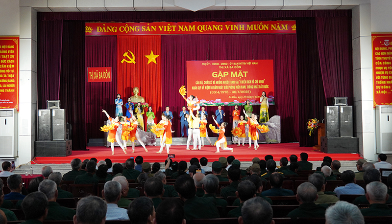 Một tiết mục văn nghệ tại buổi gặp mặt.