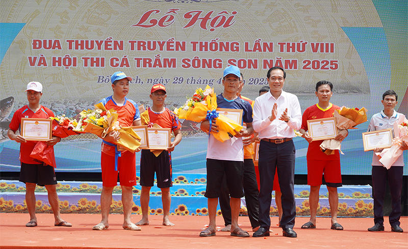 Ban Tổ chức trao thưởng cho đội đoạt giải nhất đua thuyền nam.