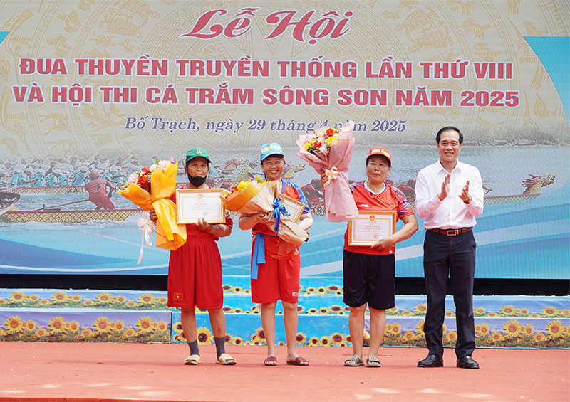 Ban Tổ chức trao thưởng cho đội đoạt giải nhất, nhì, ba đua thuyền nữ.