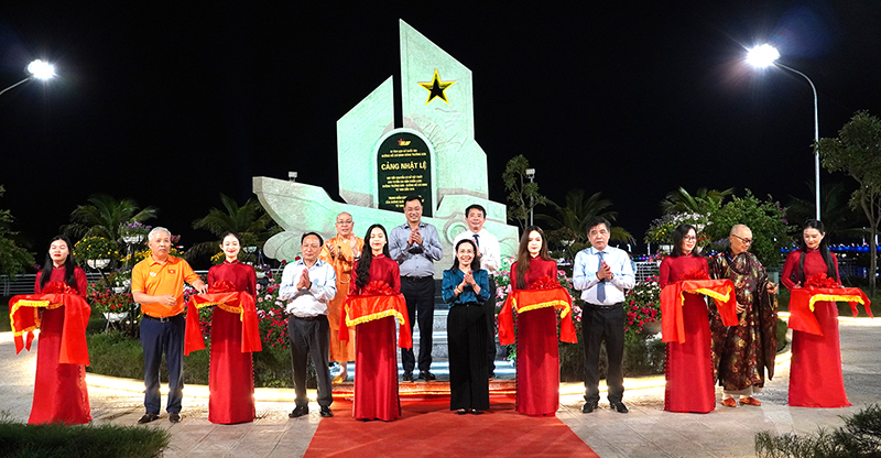 Các đồng chí lãnh đạo tỉnh cắt băng khánh thành Bia di tích lịch sử cảng Nhật Lệ.