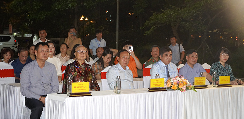 Các đại biểu dự lễ.