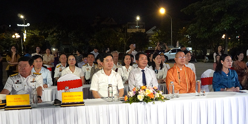 Các đại biểu dự lễ.