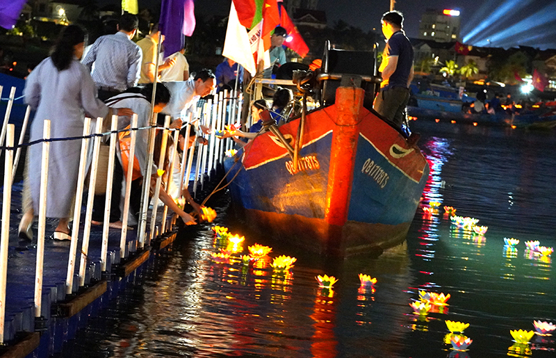 Các đại biểu thả đèn hoa đăng trên sông Nhật Lệ.
