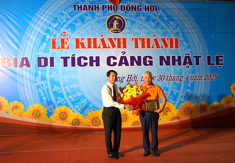 Đại diện lãnh đạo TP. Đồng Hới tặng hoa, trao giấy chứng nhận cho Đơn vị tài trợ.