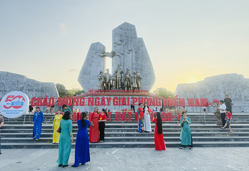 Quảng trường Hồ Chí Minh trở thành điểm đến của đông đảo người dân và du khách trong ngày 30/4.